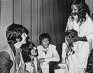 Paul, George y John con el Maharishi Mahesh Yogi (1967)
